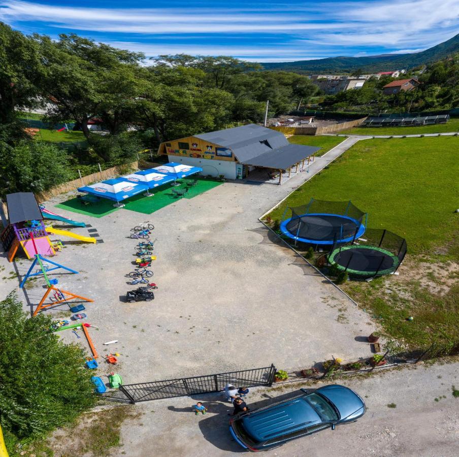 Lumea Copiilor Karina&Adelin Lupeni Hotel Exterior foto